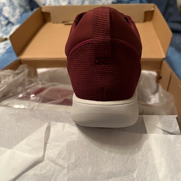 Clark cloudsteppers Burgundy 61/2 brand new in the box - Picture 4 of 6